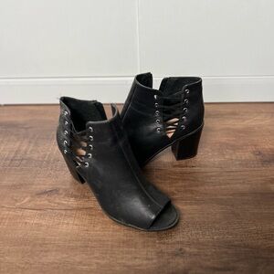 Black Ankle Boots with Chunky Heel and Open Toe